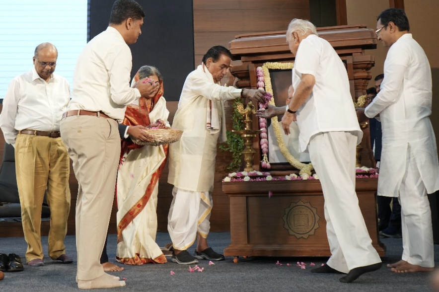 विश्वधर्मी प्रा.डॉ.वि.दा.कराड यांचा अरूचेलवर डॉ.एन. महालिंगम पुरस्कार २०२४ ने सन्मान
